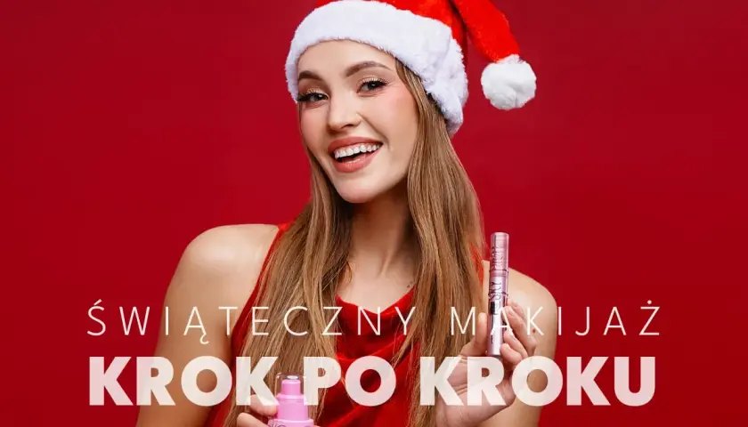 Uśmiechnięta dziewczyna w czapce Mikołaja prezentuje kosmetyki. Idealny makijaż na święta krok po kroku.