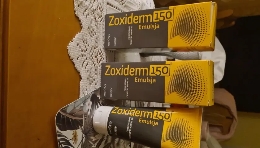 Trzy opakowania emulsji Zoxiderm 150, każdy po 150 ml, przeznaczone do skóry gładkiej i owłosionej.