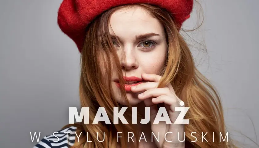 Kobieta w czerwonym beracie i paski na bluzce, z subtelnym makijażem francuskim.