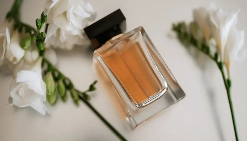 Perfumem czy perfumami? Jedyna poprawna forma i wyjaśnienie