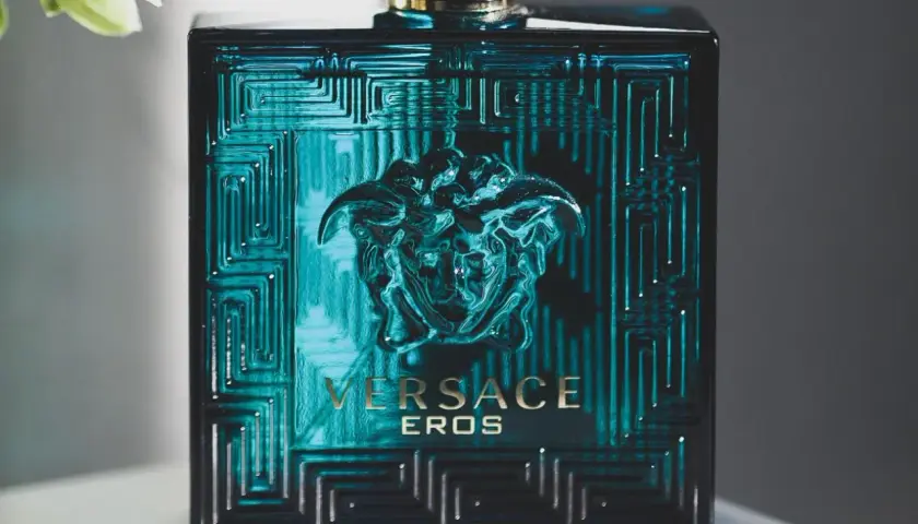 Elegancka butelka Versace Eros, symbol najbardziej trwałych perfum męskich. Grecki wzór i głęboki, turkusowy kolor przyciągają wzrok.