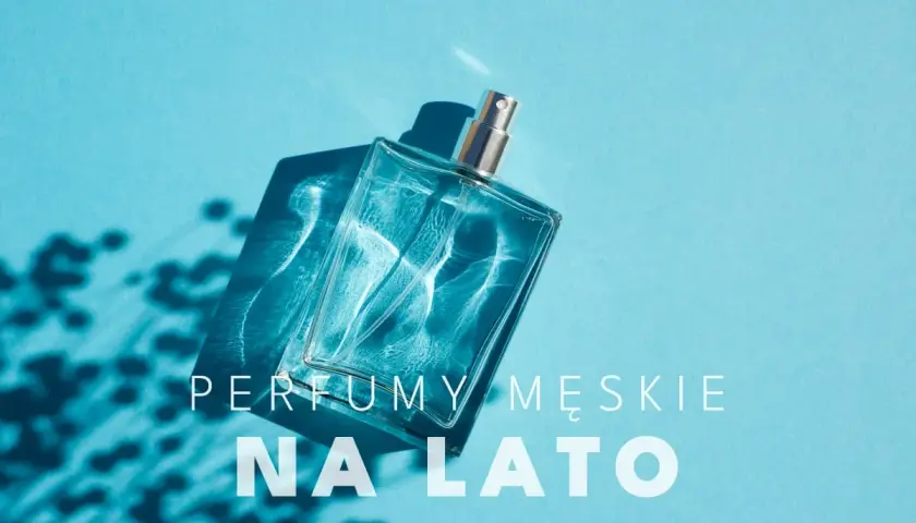 Szklana butelka męskich perfum na lato, oświetlona słońcem, rzuca cień na błękitne tło.