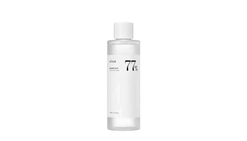 Biała butelka toniku Anua Heartleaf 77% Soothing Toner.