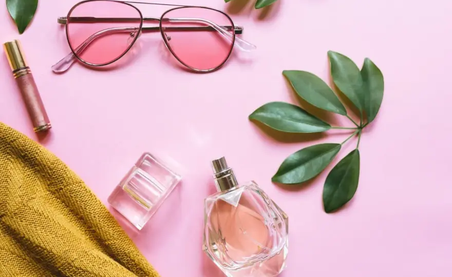 Perfumy na co dzień: Jak wybrać idealny zapach do pracy i na lato?