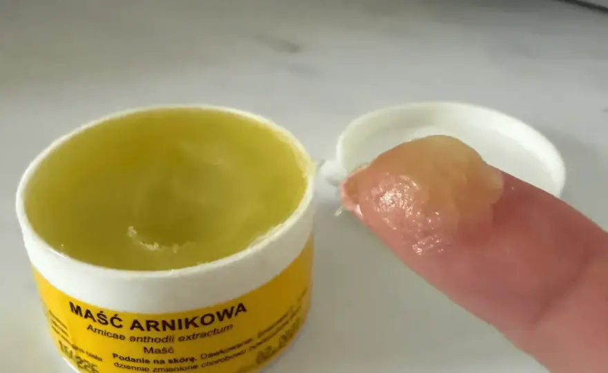 Maść z arniki na twarz - Kiedy pomaga, a kiedy lepiej jej unikać?