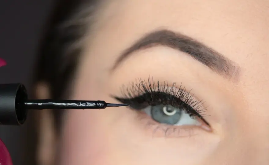 Idealna kreska eyelinerem - Jak ją namalować?