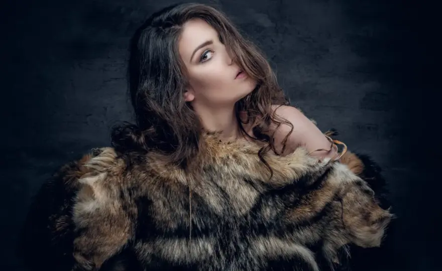 Makijaż Mob Wife - Jak go nosić, by nie wyglądać tanio?