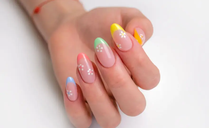 Kolorowy french manicure - inspiracje, kolory i wykonanie