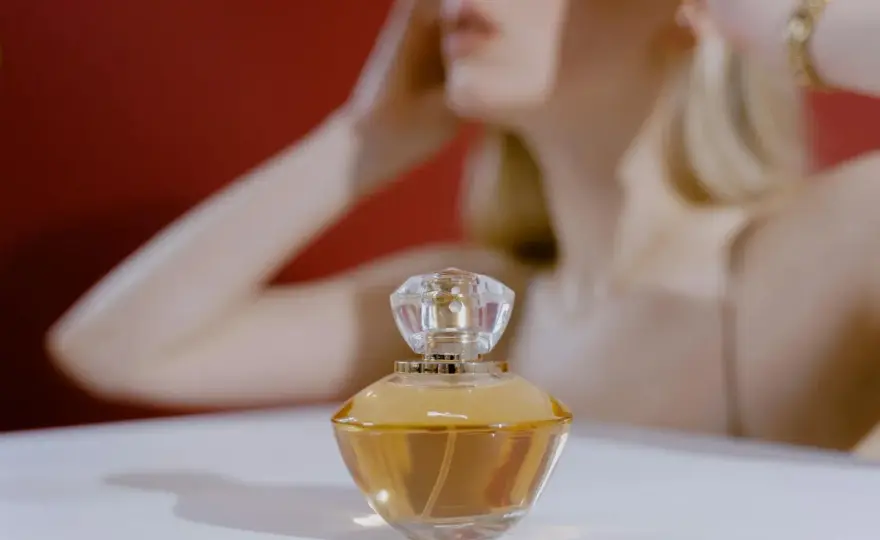 Olejek perfumeryjny - Jak wybrać i nosić trwały zapach blisko skóry?