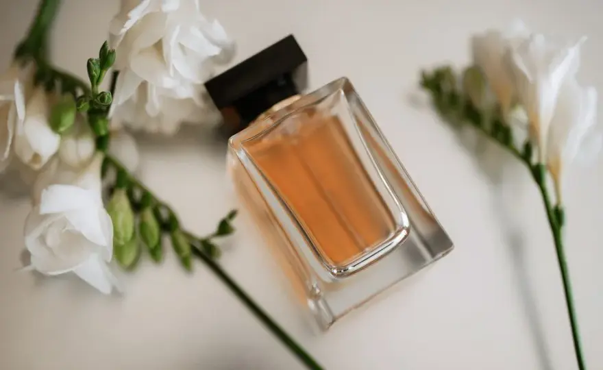 Perfumem czy perfumami? Jedyna poprawna forma i wyjaśnienie
