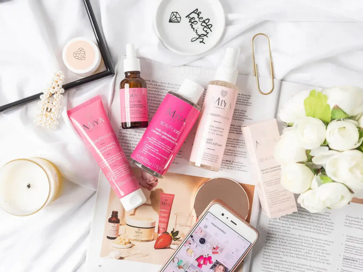 Kosmetyki MIYA BEAUTY.lab: serum, tonik, peeling i essence. Uzupełnione o świeże kwiaty i świecę, tworzą idealny zestaw do pielęgnacji.