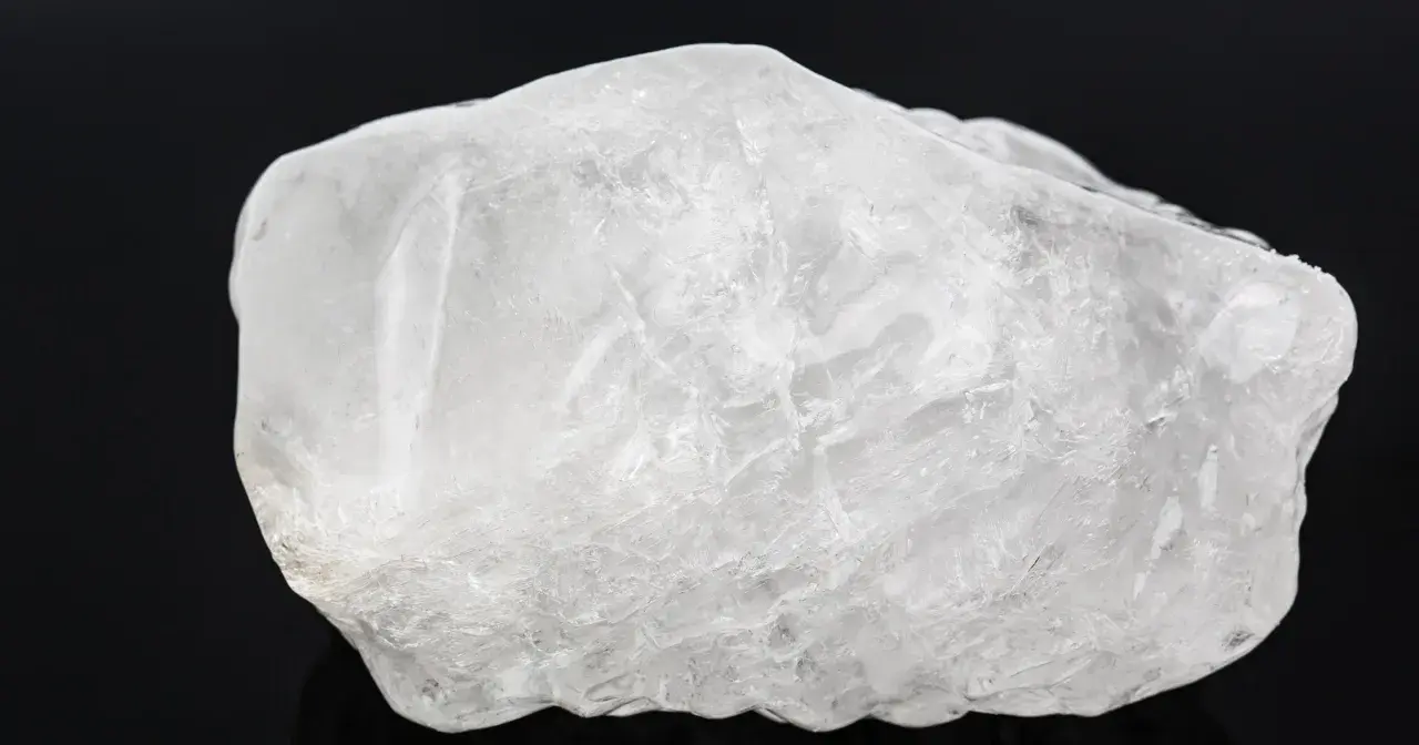 Surowy, biały ałun, minerał o krystalicznej strukturze, często używany w kosmetyce.