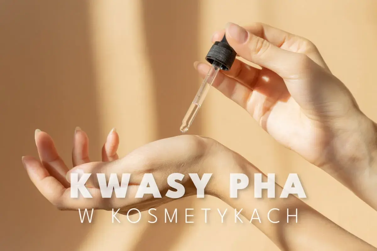 Delikatna aplikacja serum z kwasem PHA na dłoń, symbol pielęgnacji i odnowy skóry.