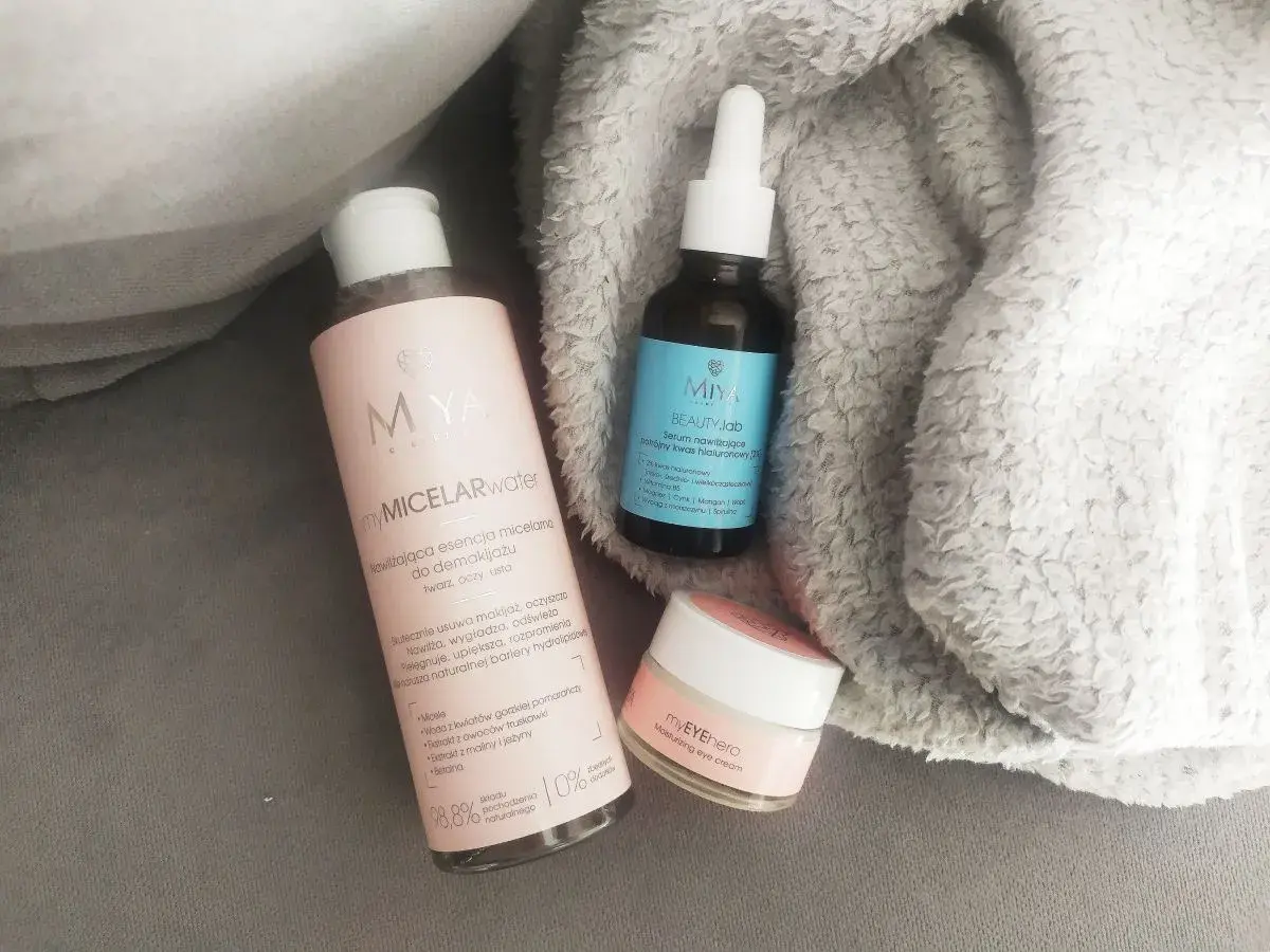 Produkty do pielęgnacji od Miya Beauty Lab: płyn micelarny, serum z kwasem hialuronowym i krem pod oczy.