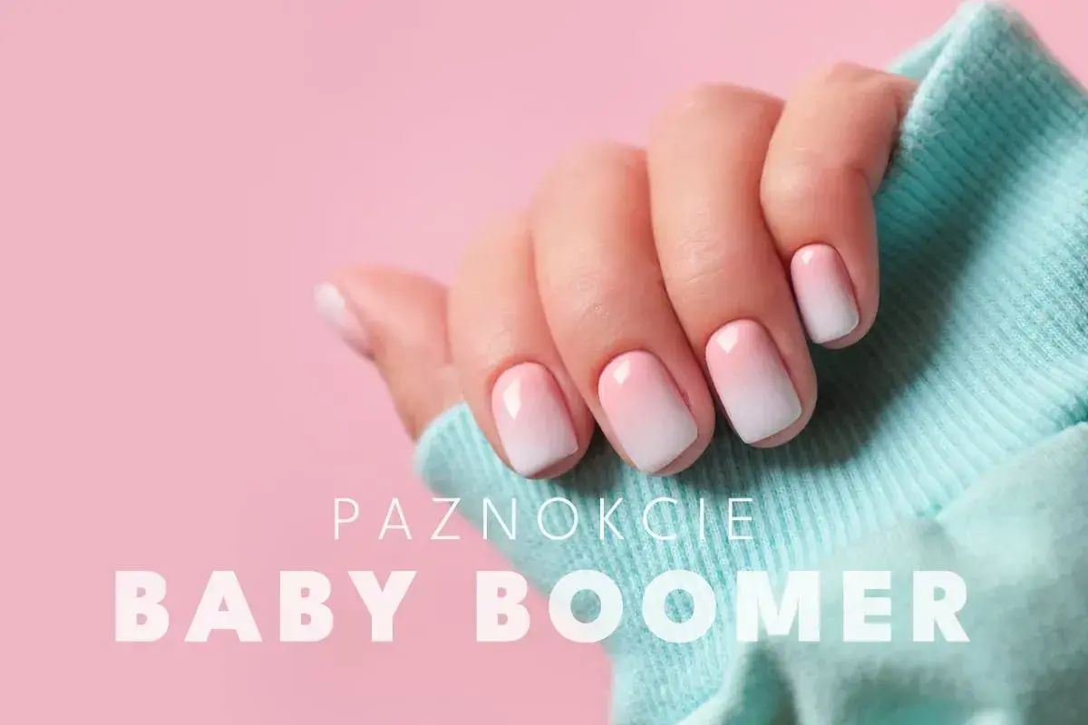 Dłoń z perfekcyjnym manicure baby boomer na różowym tle. Delikatny gradient od różu do bieli na paznokciach.