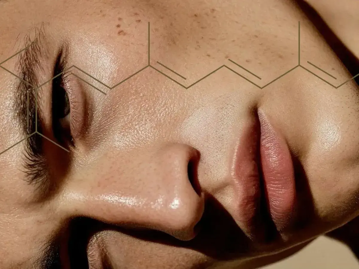 Zbliżenie na twarz z nałożonym wzorem chemicznym. Witamina A, znana jako retinol, odżywia skórę.