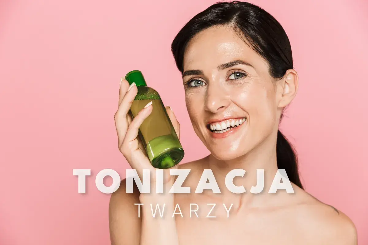 Uśmiechnięta kobieta trzyma butelkę z zielonym płynem, prezentując swoje zdrowe, nawilżone **toniki** do twarzy.