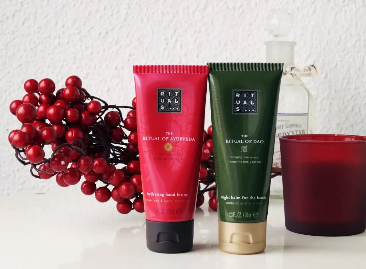 Rituals to marka, która oferuje kosmetyki inspirowane tradycyjnymi rytuałami. Na zdjęciu krem do rąk Ayurveda i balsam do rąk Dao.