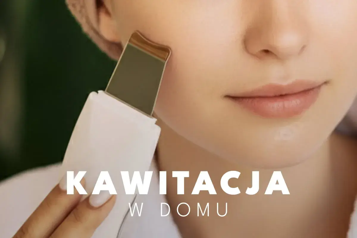 Kobieta wykonuje peeling kawitacyjny w domu, używając urządzenia do oczyszczania skóry.