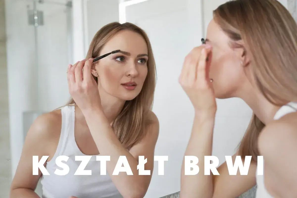 Kobieta w łazience poprawia swoje modne brwi przed lustrem, nadając im idealny kształt.