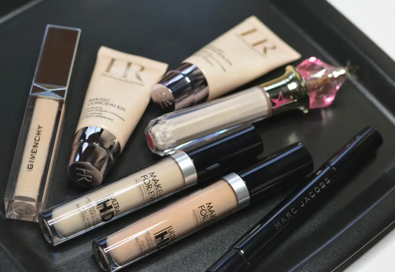 Korektor pod oczy ranking: Givenchy, Make Up For Ever Ultra HD, HR Magic Concealer i Marc Jacobs.