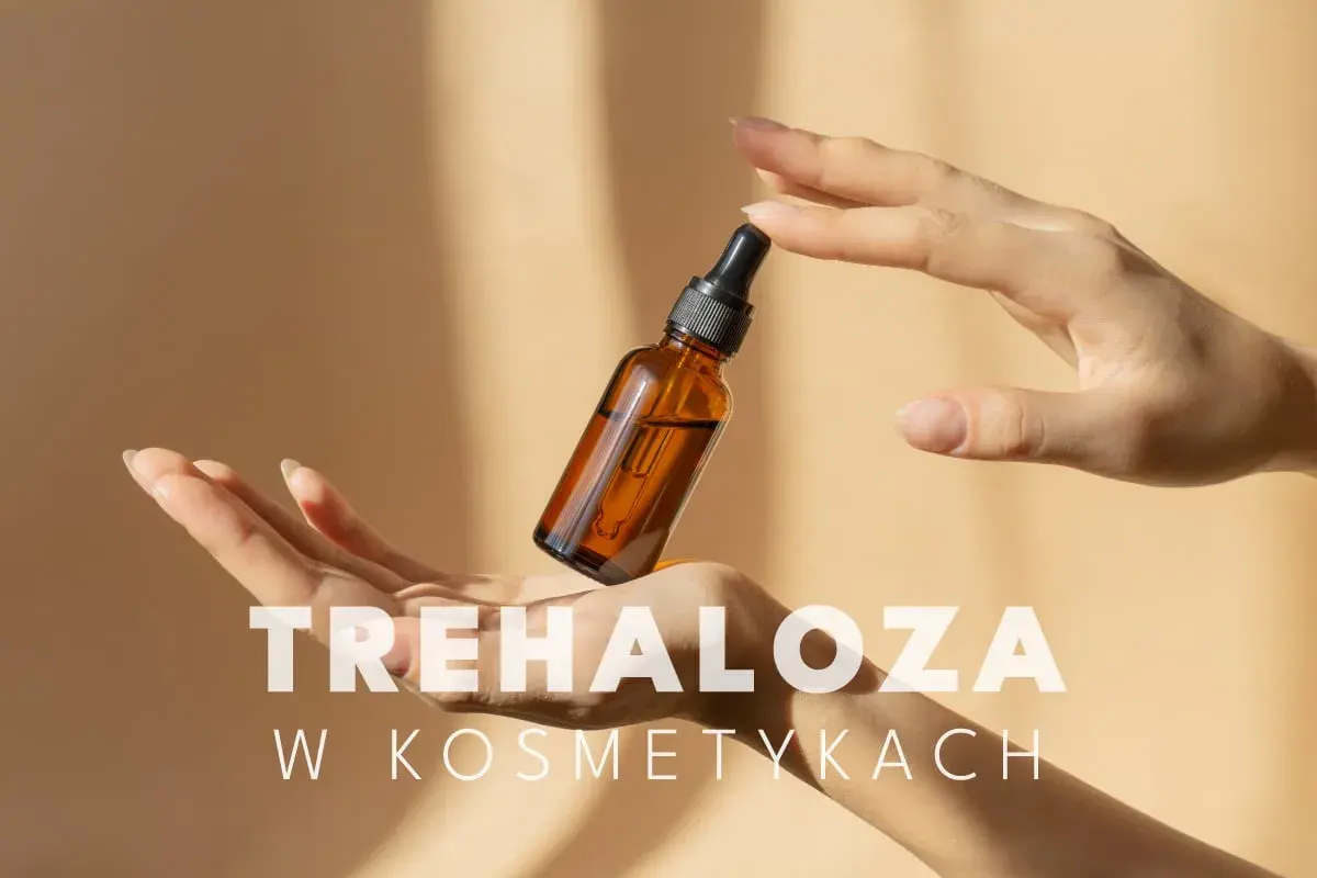 Dwie dłonie trzymają buteleczkę z serum. Tekst "TREHALOZA W KOSMETYKACH" sugeruje, że trehaloza to składnik pielęgnacyjny.