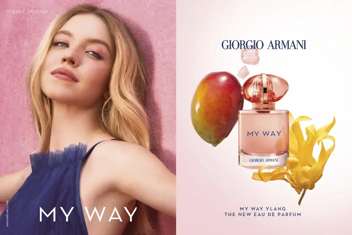Sydney Sweeney w kampanii Giorgio Armani My Way. Flakon perfum z mango i kwiatem ylang-ylang.