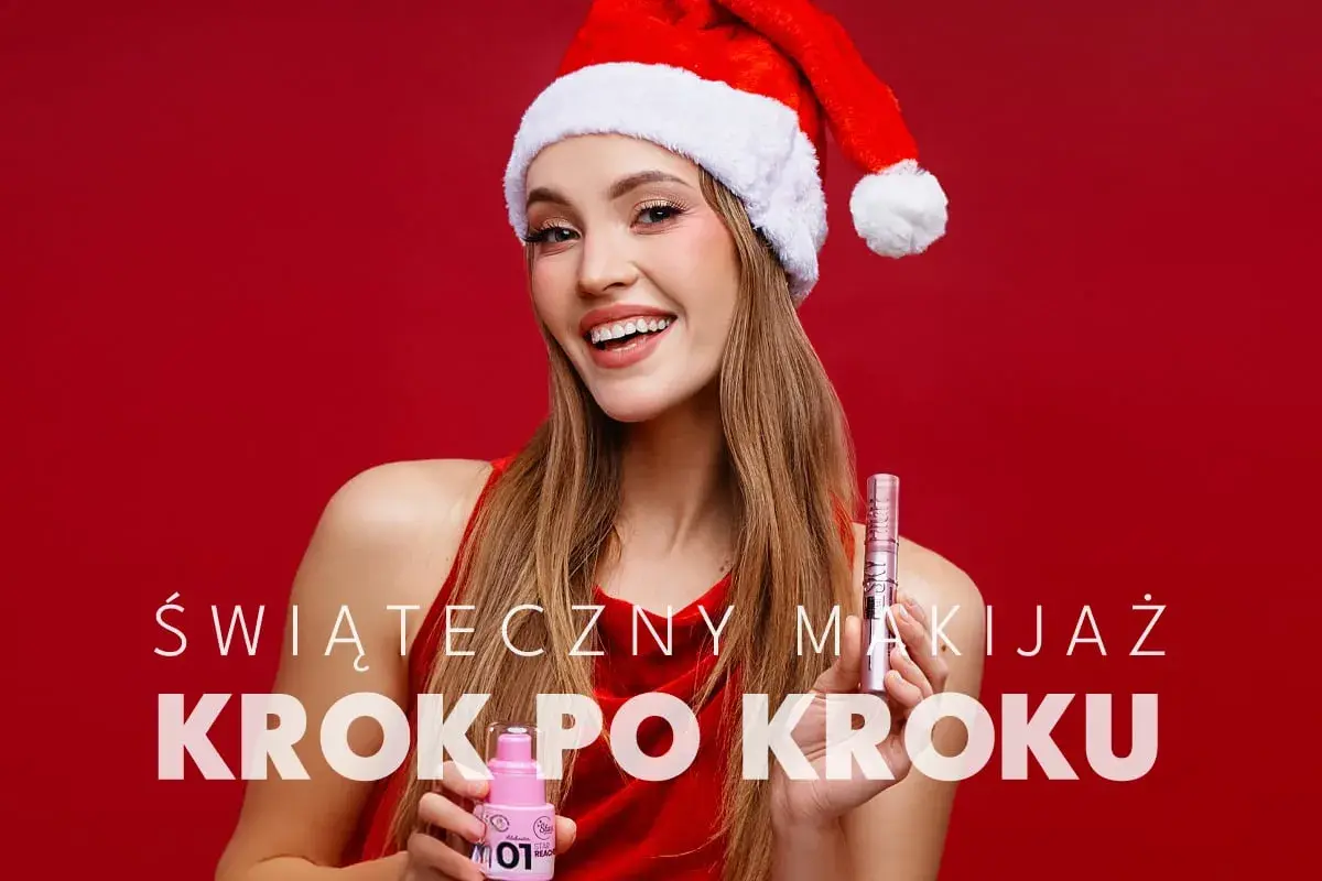Uśmiechnięta dziewczyna w czapce Mikołaja prezentuje kosmetyki. Idealny makijaż na święta krok po kroku.