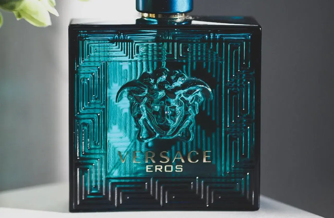 Elegancka butelka Versace Eros, symbol najbardziej trwałych perfum męskich. Grecki wzór i głęboki, turkusowy kolor przyciągają wzrok.