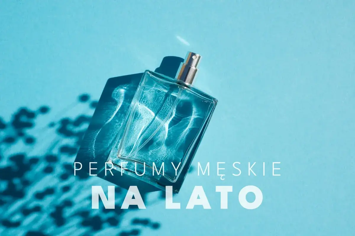 Szklana butelka męskich perfum na lato, oświetlona słońcem, rzuca cień na błękitne tło.