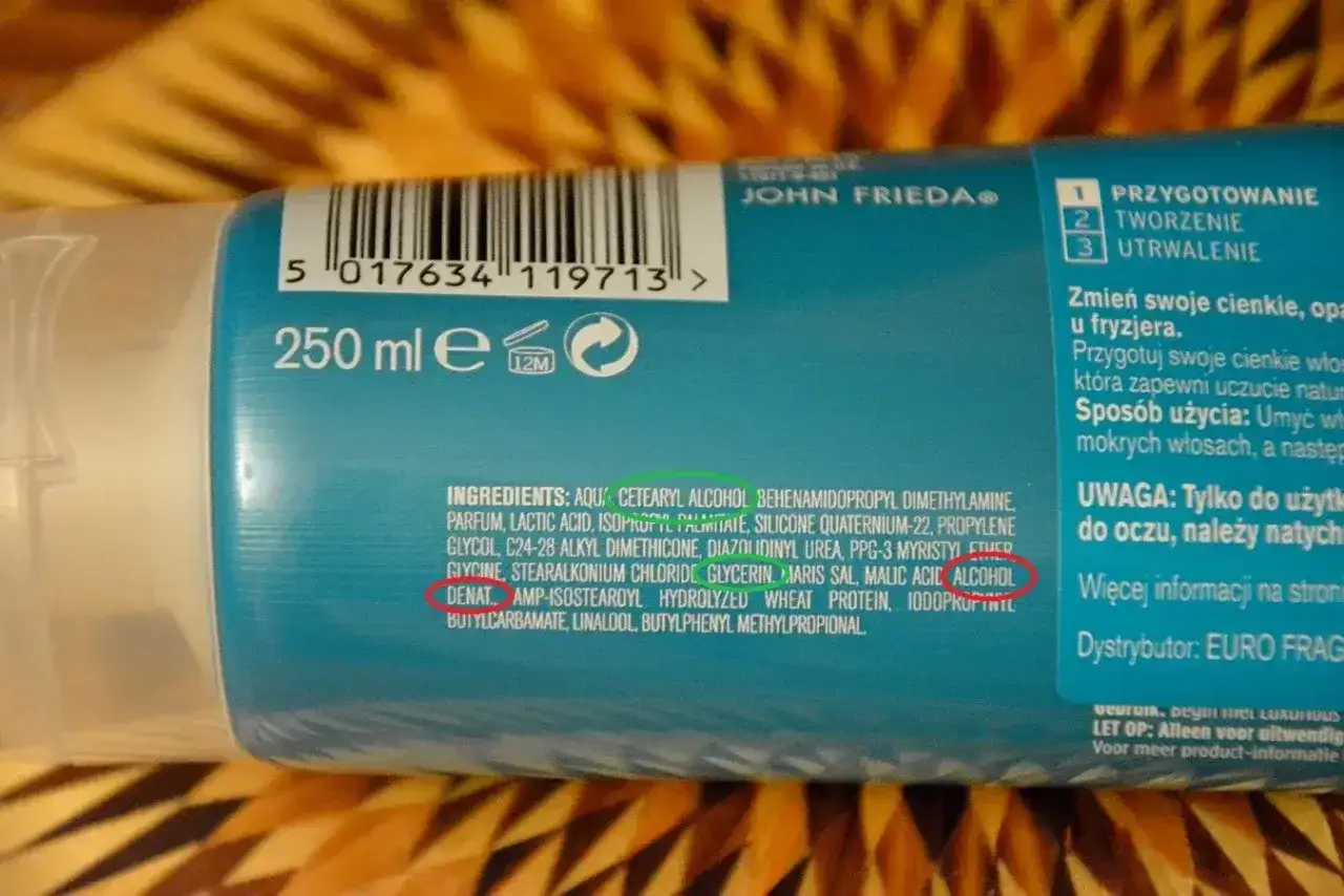 Składniki produktu John Frieda zawierają m.in. alkohol denat., który pomaga w aplikacji i utrwaleniu fryzury.