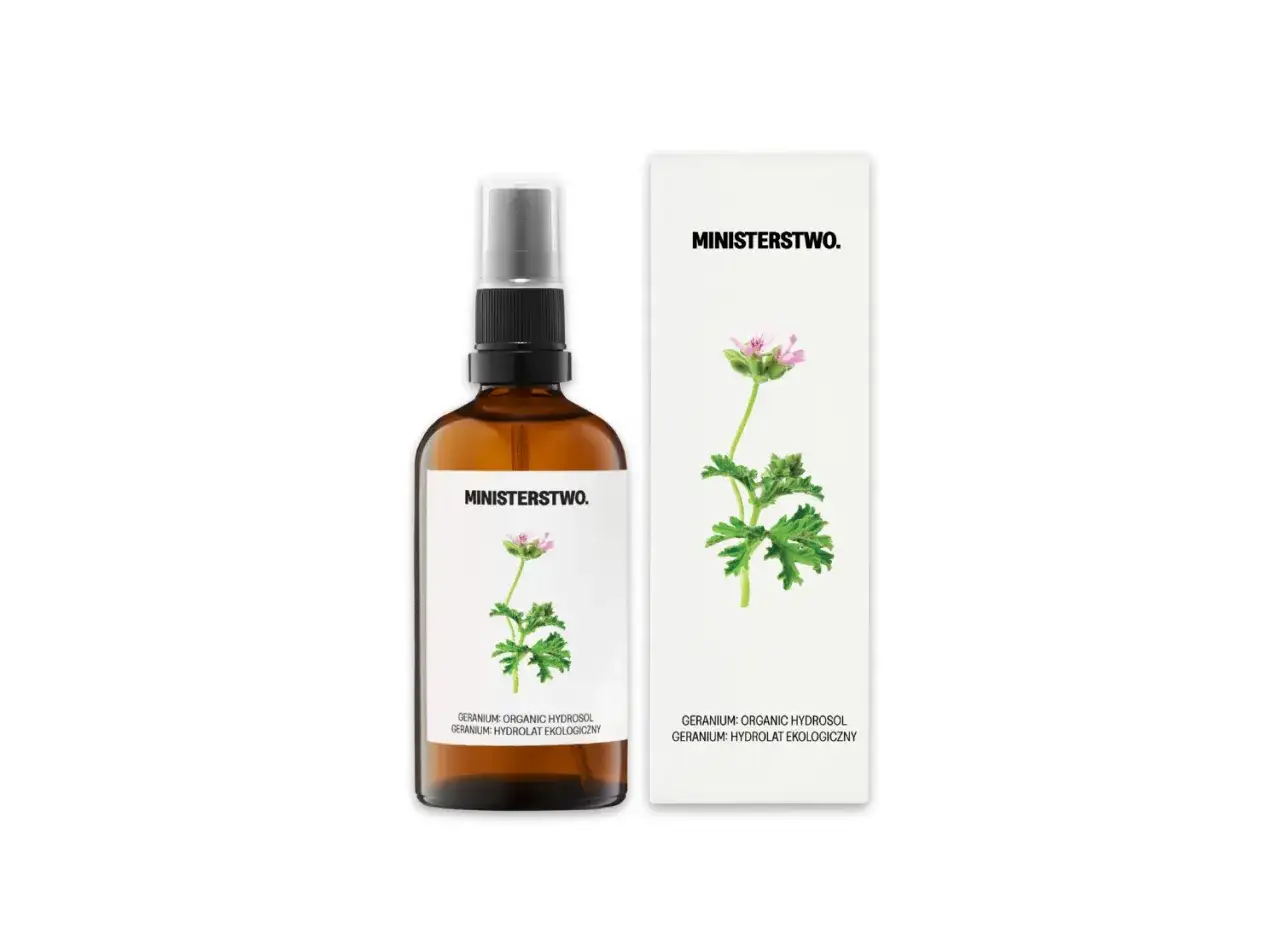Brązowa butelka z atomizerem i kartonik z wizerunkiem geranium. To hydrolat ekologiczny, który warto mieć w swojej kosmetyczce.