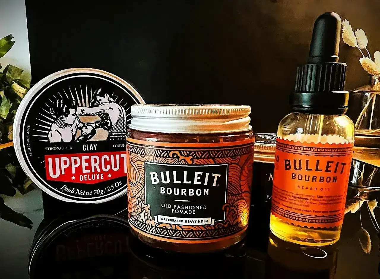 Zestaw do stylizacji brody: pomada Bulleit Bourbon, olejek do brody Bulleit Bourbon i glinka Uppercut Deluxe. Jakby żaba bullfrog, wszystko gotowe do akcji.