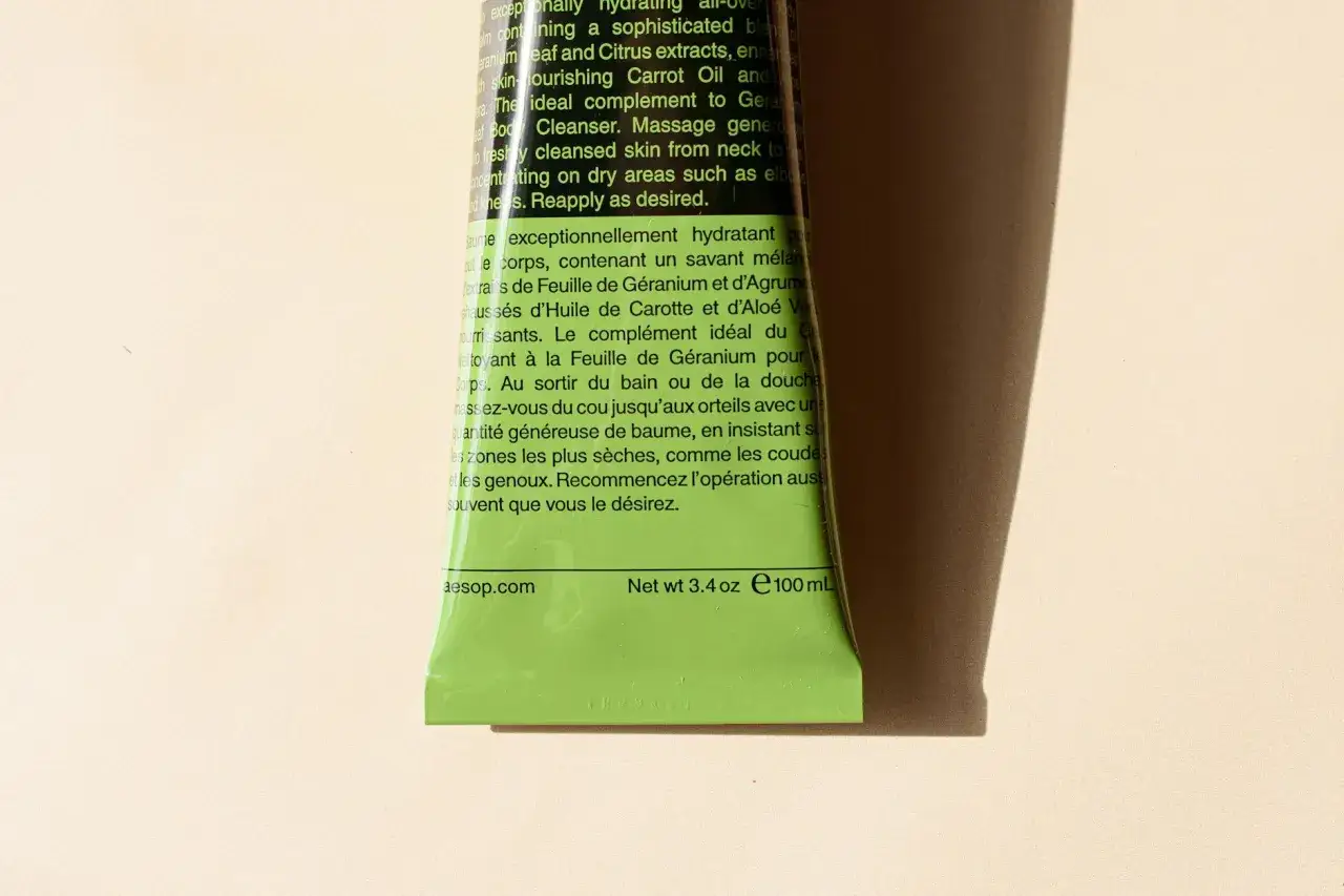 Zielony flakon kosmetyku z napisem 