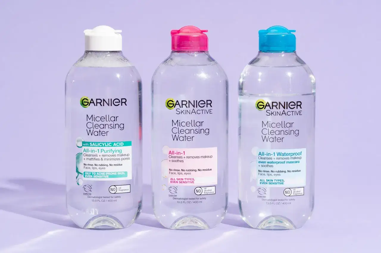 Trzy butelki płynu micelarnego Garnier do demakijażu: jeden z kwasem salicylowym, drugi uniwersalny, trzeci do wodoodpornego makijażu.