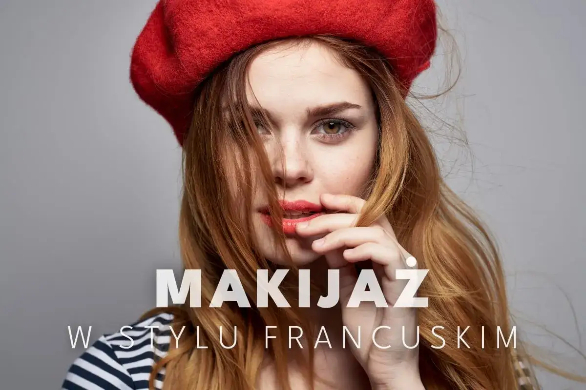 Kobieta w czerwonym beracie i paski, z subtelnym makijażem francuskim, zmysłowo dotyka ust.