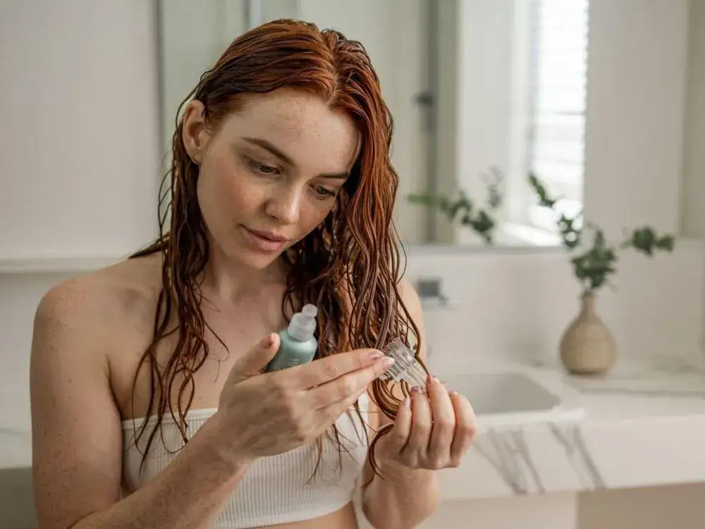 Zdjęcie Czy serum do włosów się spłukuje? Sprawdź zasady aplikacji