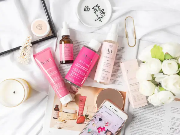 Kosmetyki MIYA BEAUTY.lab: serum, tonik, peeling i essence. Uzupełnione o świeże kwiaty i świecę, tworzą idealny zestaw do pielęgnacji.